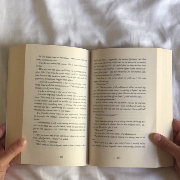 NEW MOON (2nd) FROM TWILIGHT SERIES - Picture 3 of 3